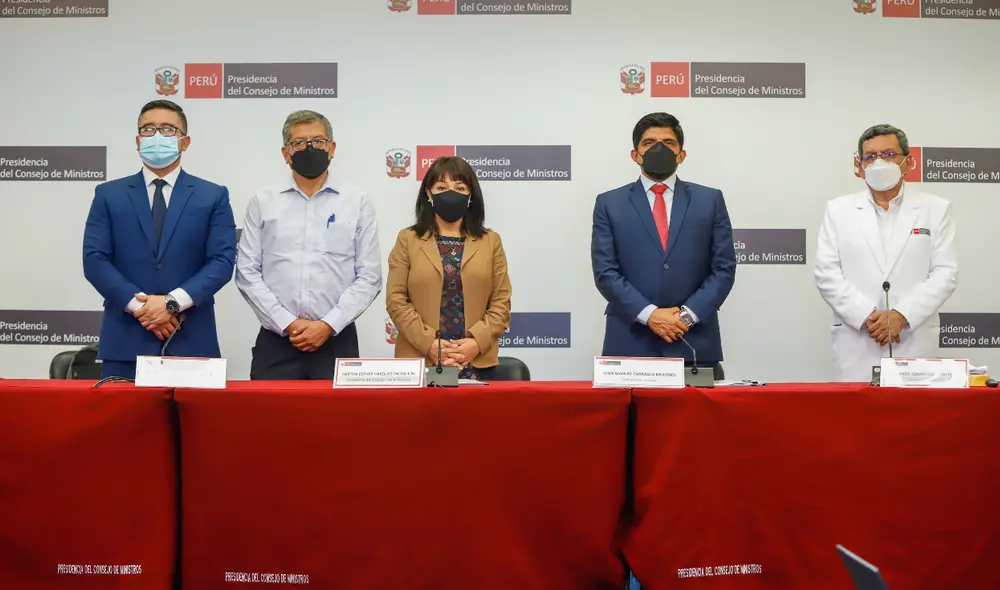 Ministros Geiner Alvarado, Rosendo Serna, Mirtha Vásquez (jefa del gabinete), Juan Carrasco y Hernando Cevallos. Foto: PCM Ministros Geiner Alvarado, Rosendo Serna, Mirtha Vásquez (jefa del gabinete), Juan Carrasco y Hernando Cevallos. Foto: PCM
