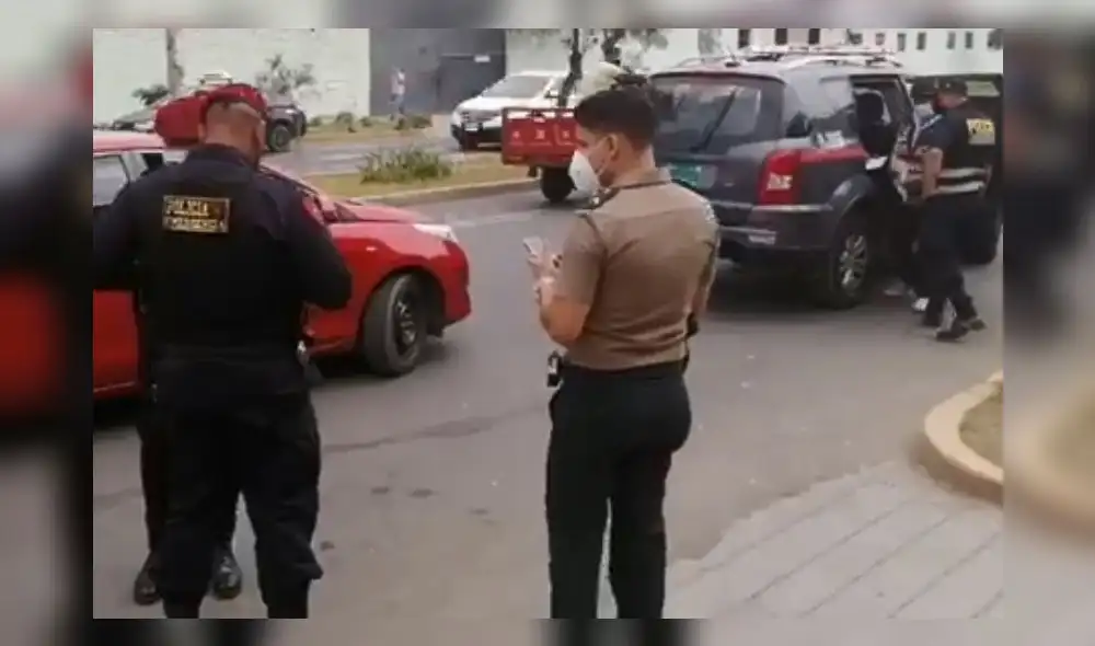 La Policía llegó para apoyar a la víctima. Foto: captura video Conexión Norte. La Policía llegó para apoyar a la víctima. Foto: captura video Conexión Norte.
