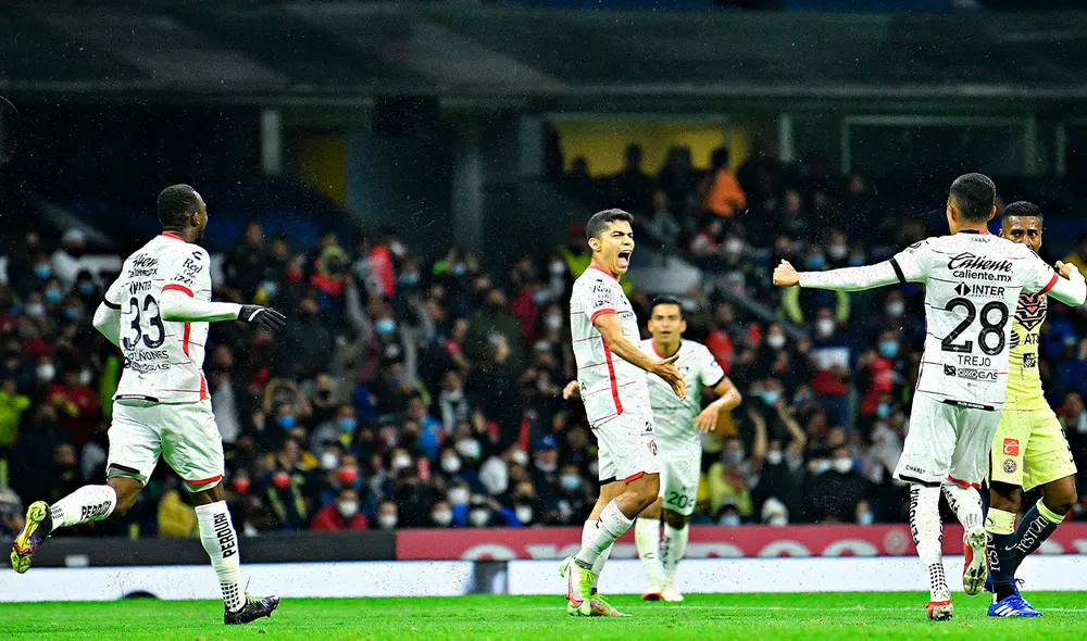 Diego Barbosa abrió el marcador con un derechazo que venció la valla de Guillermo Ochoa. Foto: Twitter Atlas
