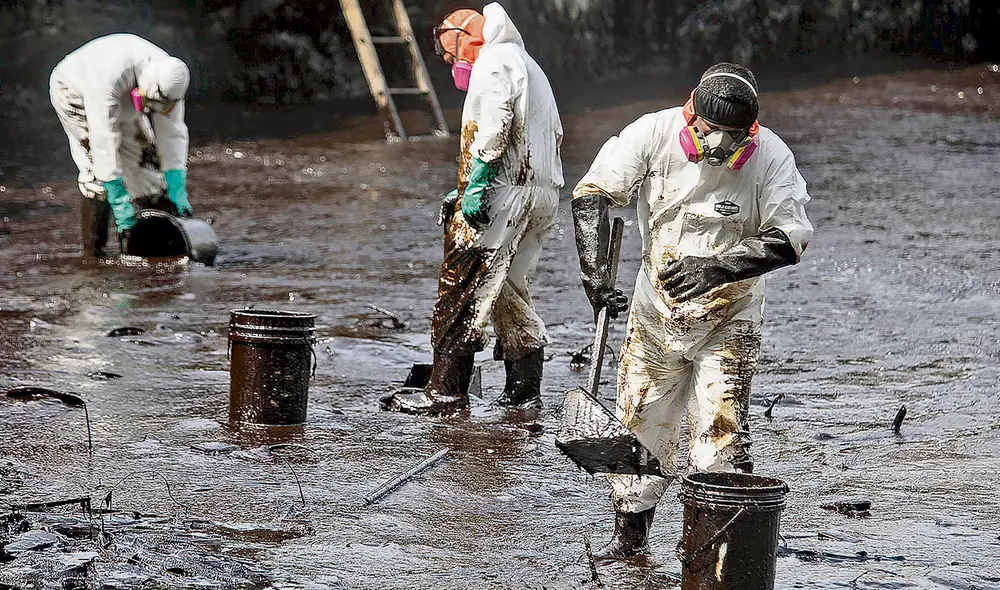 Crudo. Ha pasado una semana y el petróleo sigue en la zona. Foto: José Vidal