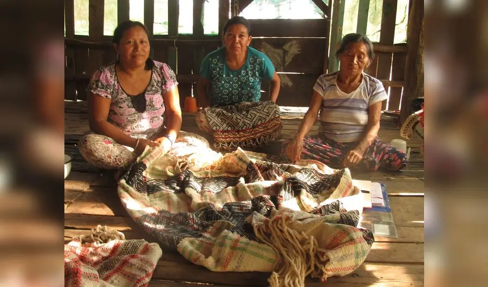 Girma Bardales, María Nacimiento y
Lucía Cumapa. Varias generaciones de tejedoras cashinahuá.