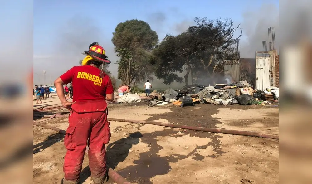 Bomberos se encuentran atendiendo la emergencia. Foto: URPI - LR Bomberos se encuentran atendiendo la emergencia. Foto: URPI - LR