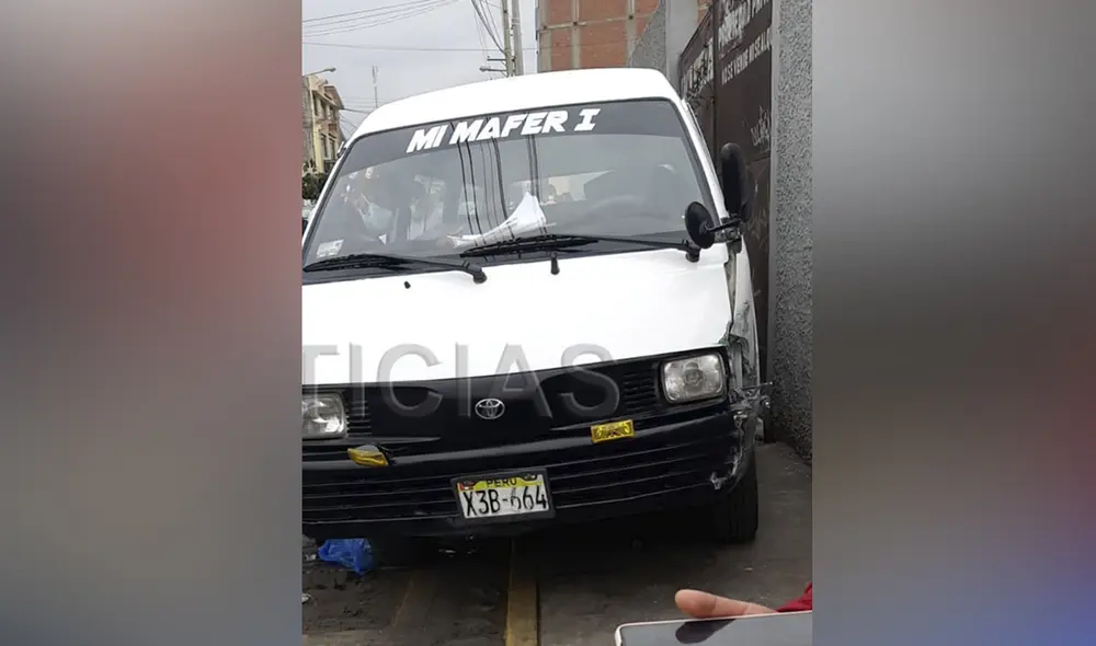 Combi se habría quedado sin frenos, de acuerdo a testigos. Foto: Cortesía EPA