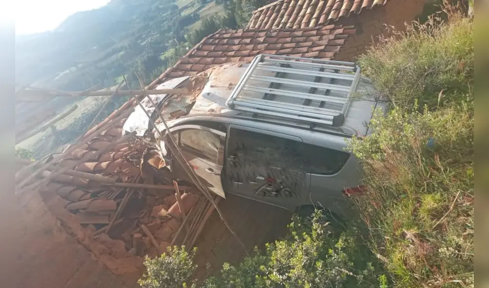 Gran parte del techo de tejas quedó dañado. Foto: Hco Tv. Gran parte del techo de tejas quedó dañado. Foto: Hco Tv.