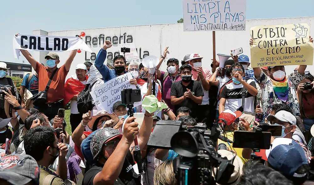 Indignación. Miles de ciudadanos, pescadores y activistas protestaron en el frontis de la refinería La Pampilla, en Ventanilla. Foto: Marco Cotrina / La República