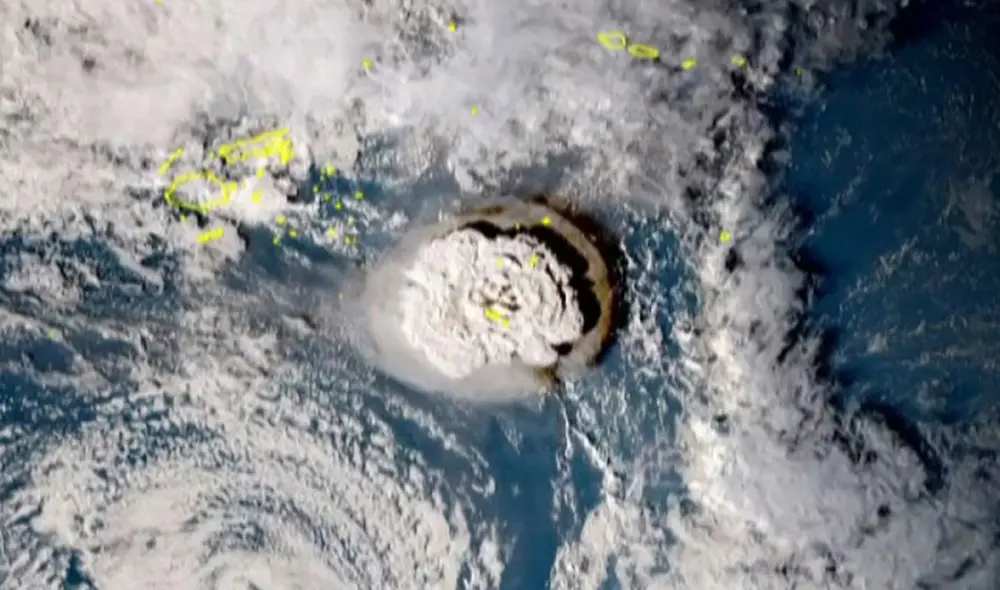 Una captura del satélite Himawari-8 de Japón y publicada por el Instituto Nacional de Información y Comunicaciones muestra la erupción volcánica que provocó un tsunami en Tonga. Foto: Instituto Nacional de Información (Japón) / AFP