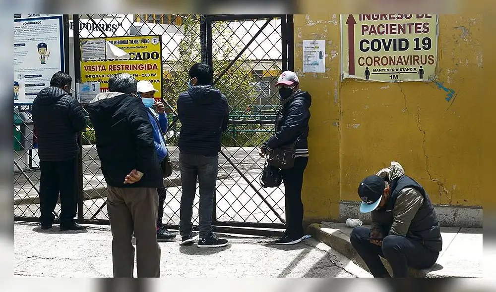Hospitales se llenan. Familiares averiguan en hospitales por la situación de los suyos. Foto: La República Hospitales se llenan. Familiares averiguan en hospitales por la situación de los suyos. Foto: La República