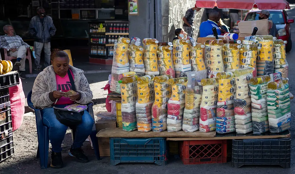 El precio del dólar BCV es la referencia para muchas personas en Venezuela. Foto: EFE El precio del dólar BCV es la referencia para muchas personas en Venezuela. Foto: EFE