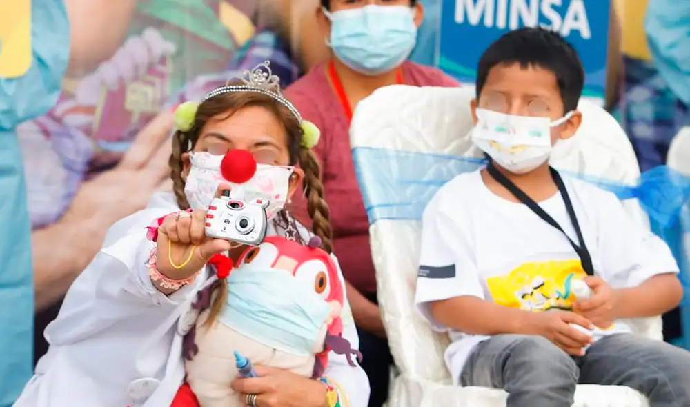 Si el menor no cuenta con su DNI, el apoderado podrá presentar el certificado de nacimiento o el carnet de su respectivo esquema de vacunación. Foto: Minsa