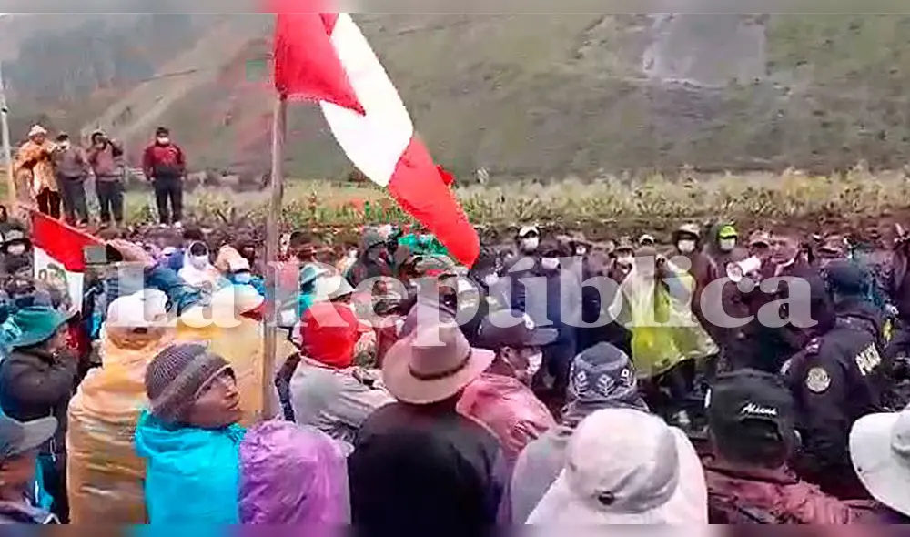 Ese tren partió de la estación de Ollantaytambo a las 9.30 horas. Sin embargo, los manifestantes impidieron su paso. Foto: La República Ese tren partió de la estación de Ollantaytambo a las 9.30 horas. Sin embargo, los manifestantes impidieron su paso. Foto: La República