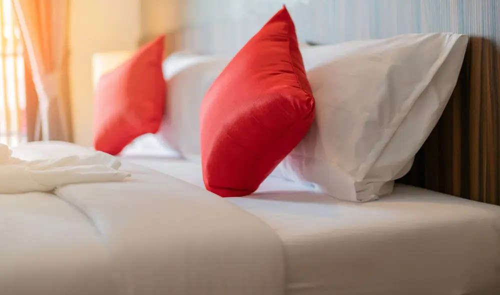 Conoce una técnica muy eficaz para limpiar el colchón y las almohadas en muy pocos pasos. Foto: composición de Fabrizio Oviedo/La República