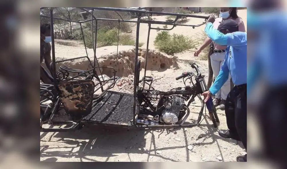Los moradores quemaron la mototaxi en la que se desplazaban los sujetos. Foto: PNP Los moradores quemaron la mototaxi en la que se desplazaban los sujetos. Foto: PNP