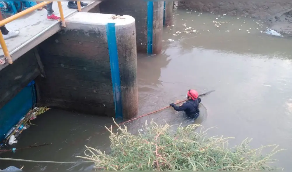 Agentes policiales esperan iniciar la búsqueda de mototaxistas en canal de agua. Foto: Referencial / La República Agentes policiales esperan iniciar la búsqueda de mototaxistas en canal de agua. Foto: Referencial / La República