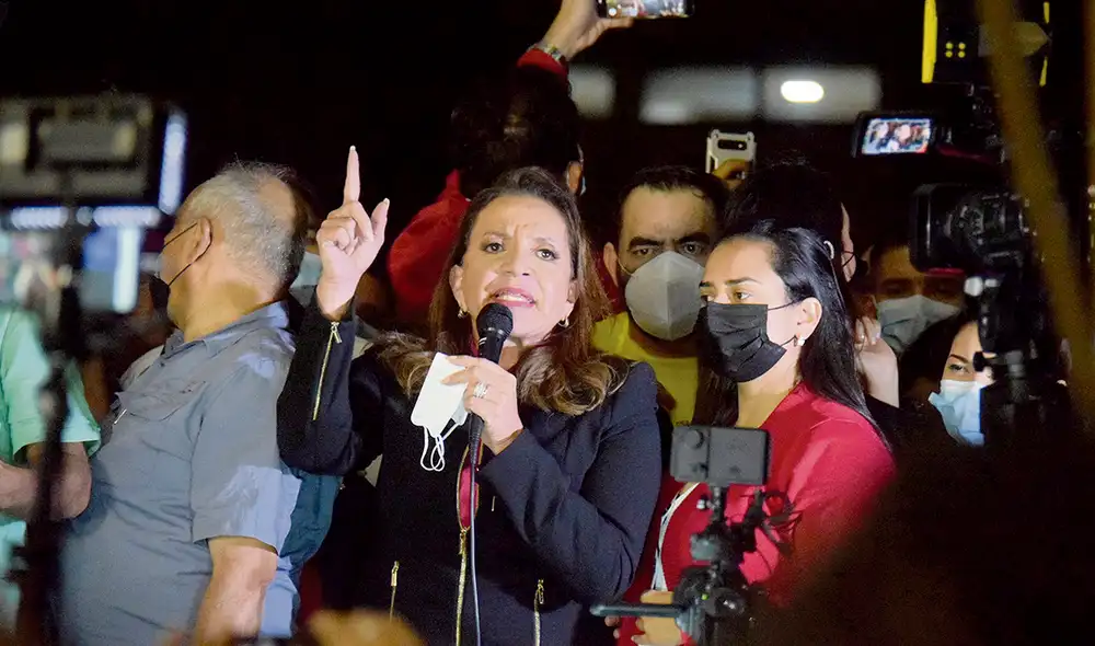 Apoyo. Castro fue respaldada por gran cantidad de personas tras la polémica legislativa. Foto: EFE