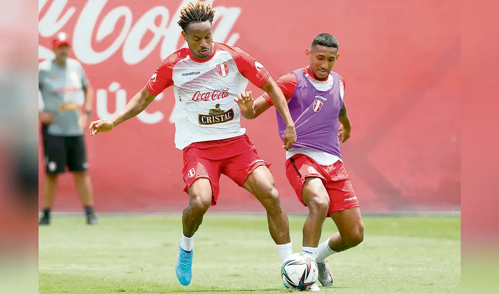 Con todo. Carrillo disputa balón con ‘Canchita’ durante práctica. Foto: difusión Con todo. Carrillo disputa balón con ‘Canchita’ durante práctica. Foto: difusión