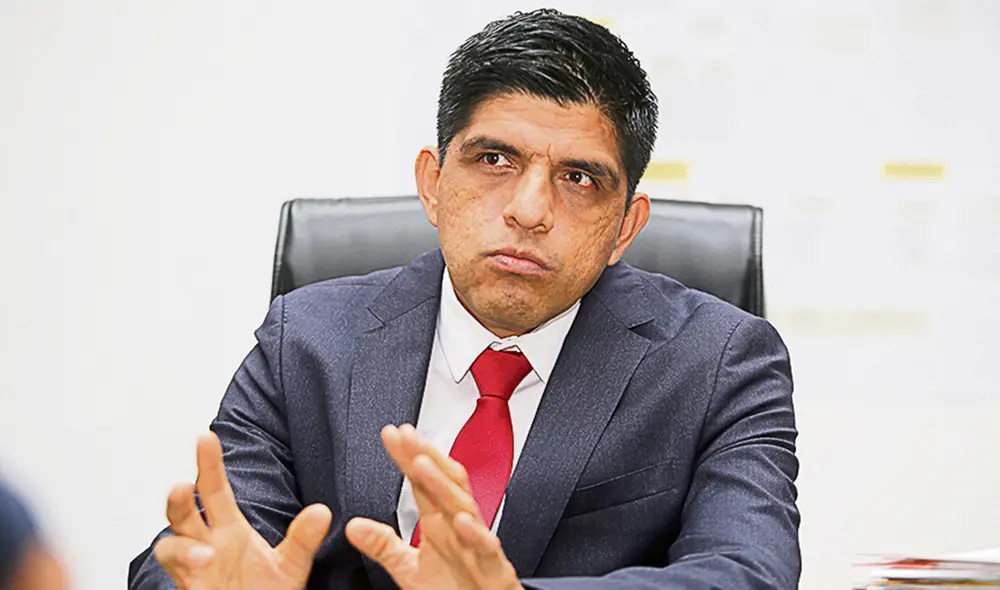 En monitoreo. Juan Carrasco tiene 45 años y no pudo vacunarse antes por un tema de salud. Foto: Carlos Contreras/La República