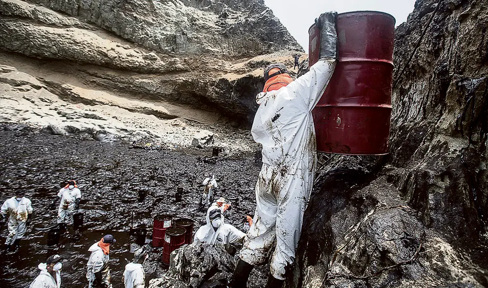 Duro trabajo. Las imágenes satelitales demuestran que el derrame de petróleo llegó hasta las playas de Punta Salinas. Foto: José Vida Duro trabajo. Las imágenes satelitales demuestran que el derrame de petróleo llegó hasta las playas de Punta Salinas. Foto: José Vida