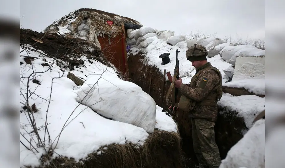 Un militar de las Fuerzas Militares ucranianas comprueba su arma mientras se encuentra en una trinchera en primera línea con los separatistas respaldados por Rusia cerca de la aldea de Zolote, en la región oriental de Lugansk. Foto: AFP Un militar de las Fuerzas Militares ucranianas comprueba su arma mientras se encuentra en una trinchera en primera línea con los separatistas respaldados por Rusia cerca de la aldea de Zolote, en la región oriental de Lugansk. Foto: AFP