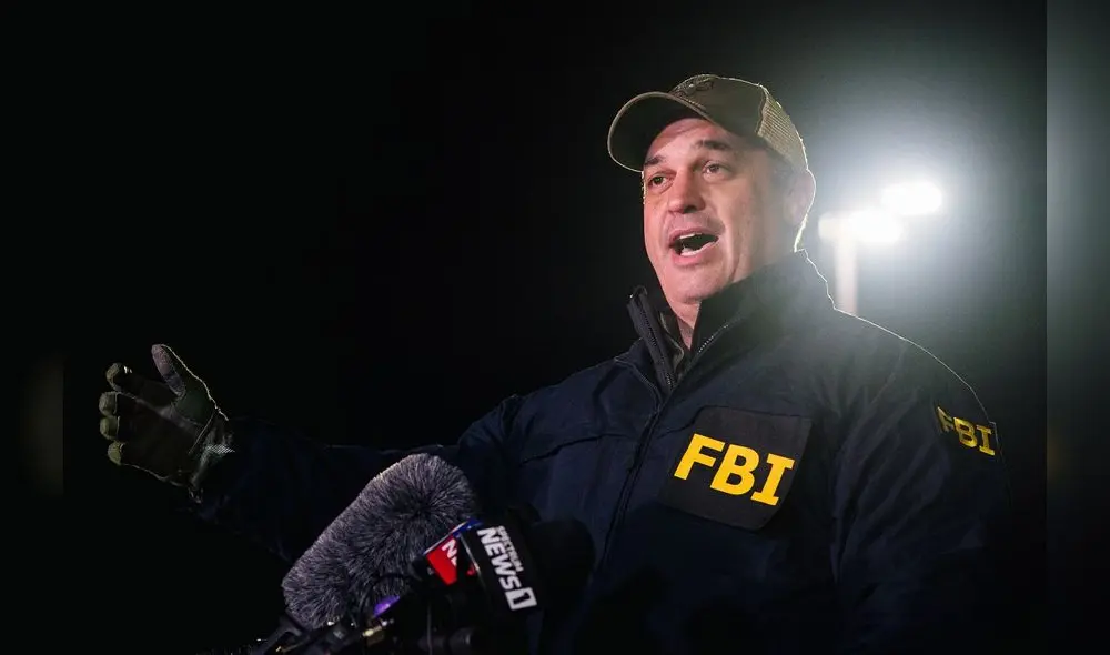 El agente especial a cargo del FBI Matthew DeSarno habla en una conferencia de prensa. Foto: AFP
