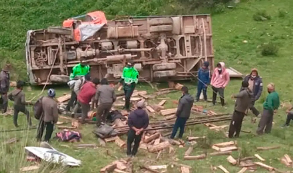 Vehículo cayó por una pendiente de 25 metros. Foto: PNP