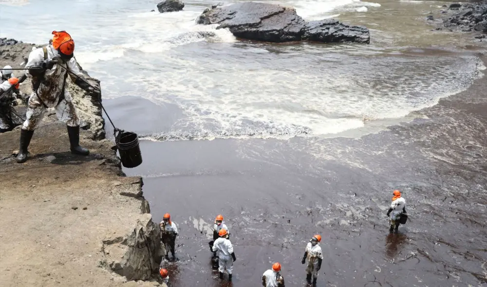 El Sernanp instaló barreras de contención para evitar mayor expansión del petróleo en el mar. Foto: Sernanp