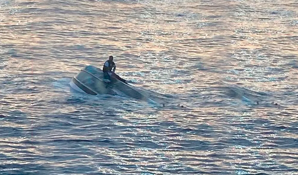 El momento en el que encuentra al único sobreviviente. Foto: Guardia Costera de Florida