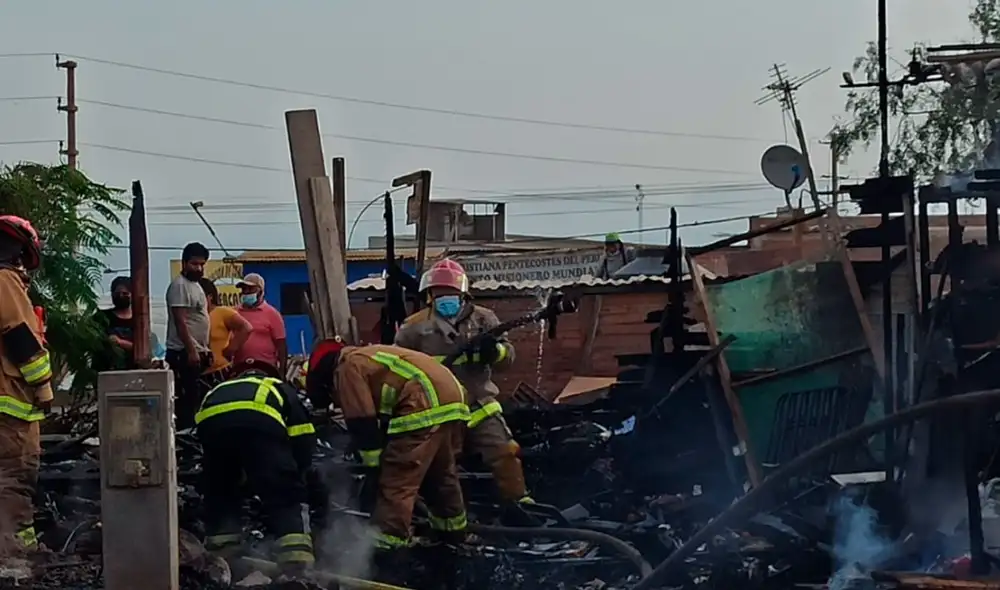 La falta de agua en la zona dificultó las labores de las cuatro unidades de bomberos que llegaron para atender la emergencia. Foto: URPI/La República
