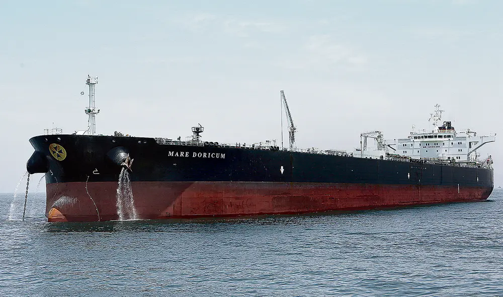 El dato. El buque tanque de bandera italiana Mare Doricum continúa en el mar frente a Ventanilla, a la espera de los resultados de las investigaciones. Foto: difusión