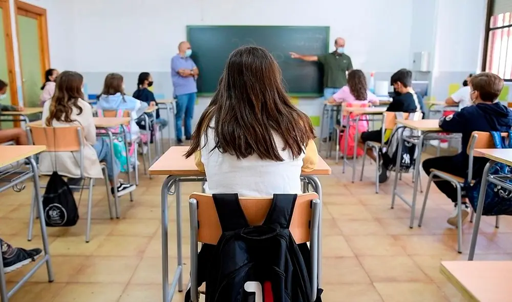 Jessica Konen indicó que dos maestros de secundaria que dirigían el Club de Igualdad de la escuela plantaron la semilla de que su hija era bisexual. Foto: EFE / referencial Jessica Konen indicó que dos maestros de secundaria que dirigían el Club de Igualdad de la escuela plantaron la semilla de que su hija era bisexual. Foto: EFE / referencial