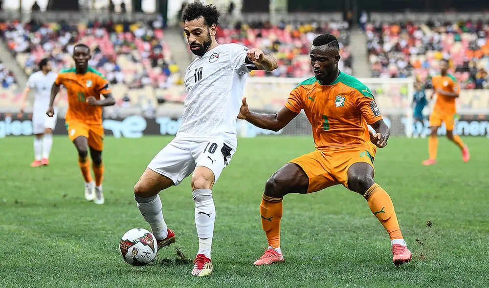Salah disputando un balón ante Konan. Foto: AFP