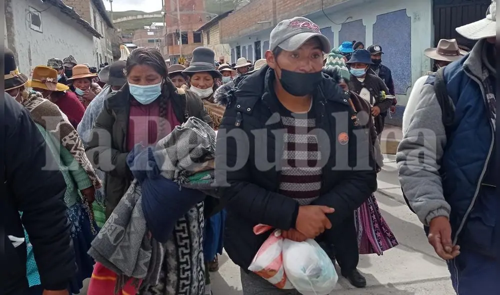 Ronderos llevaron a Richard García hasta la sede fiscal. Foto: Juan Carlos Cisneros/La República Ronderos llevaron a Richard García hasta la sede fiscal. Foto: Juan Carlos Cisneros/La República