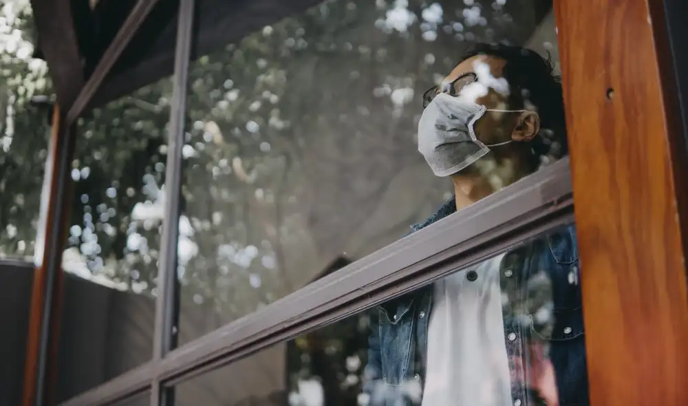 Durante el brote de ómicron, las personas deben aislarse cuando presentan síntomas de la enfermedad o han dado positivo a una prueba COVID-19. Foto: Adobe Stock