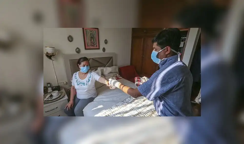 Una pareja toma precauciones contra el SARS-CoV-2. El estado del aislamiento entre miembros de una familia por contagio de coronavirus tiene que ver con el tiempo de infección. Foto referencial: Minsa