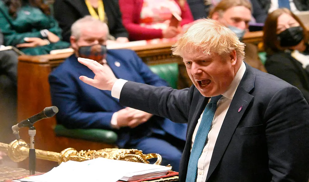Boris Johnson se mostró visiblemente enojado por los cuestionamientos en su contra vertidos en la Cámara de los Comunes. Foto: AFP