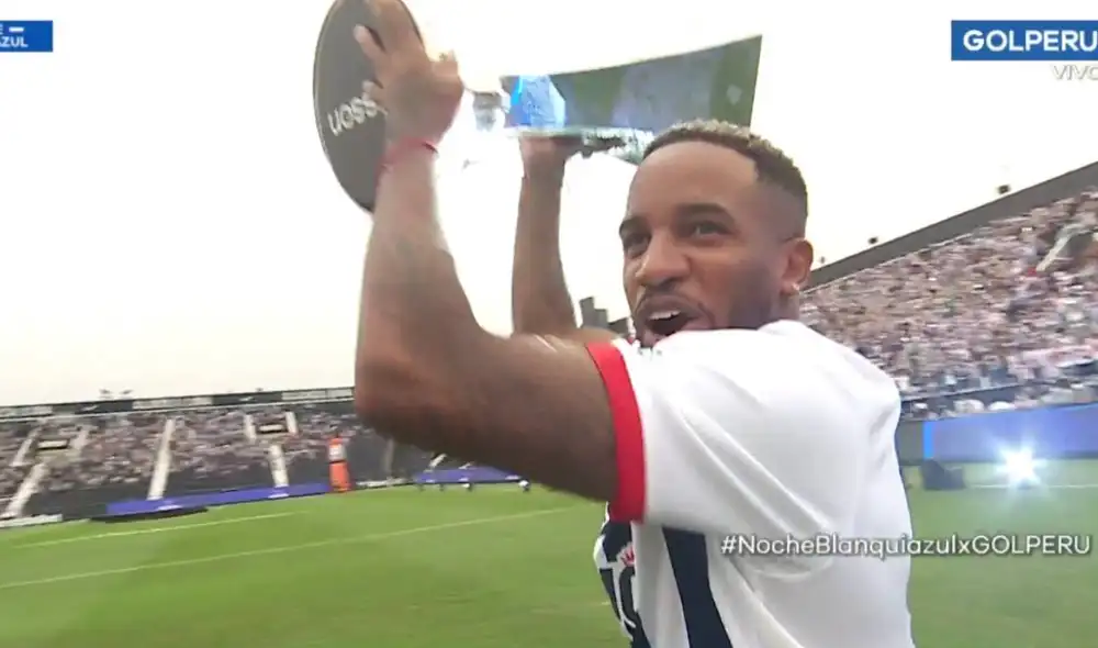 Jefferson Farfán fue el último en ser presentado en la Noche Blanquiazul 2022. Foto: captura video Gol Perú