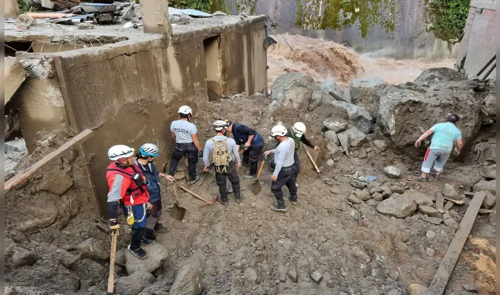 Policías realizan la remoción de materiales en el lugar donde habría quedado sepultado el ciudadano. Foto: PNP