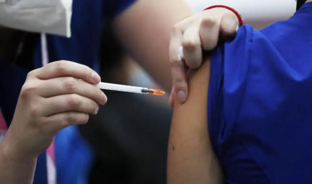 Pfizer y BioNTech ya comenzaron ensayos clínicos de vacuna contra ómicron. Mientras más transmisible es un virus, mayor la probabilidad de sufrir COVID-19 prolongada. Foto: AFP