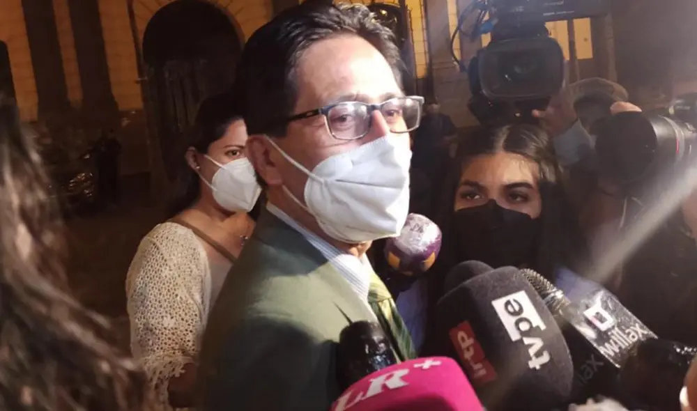 El fiscal Edwin Martínez declaró este miércoles luego de culminadas las diligencias en Palacio de Gobierno por el caso Bruno Pacheco. Foto: Omar Coca/URPI-LR