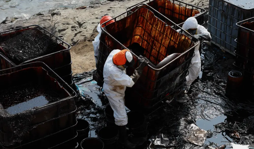 El embajador peruano Oswaldo de Rivero dijo que la ayuda ofrecida ha sido declarada por el presidente Joe Biden como una prioridad para su Gobierno. Foto: Juan Ponce/EFE