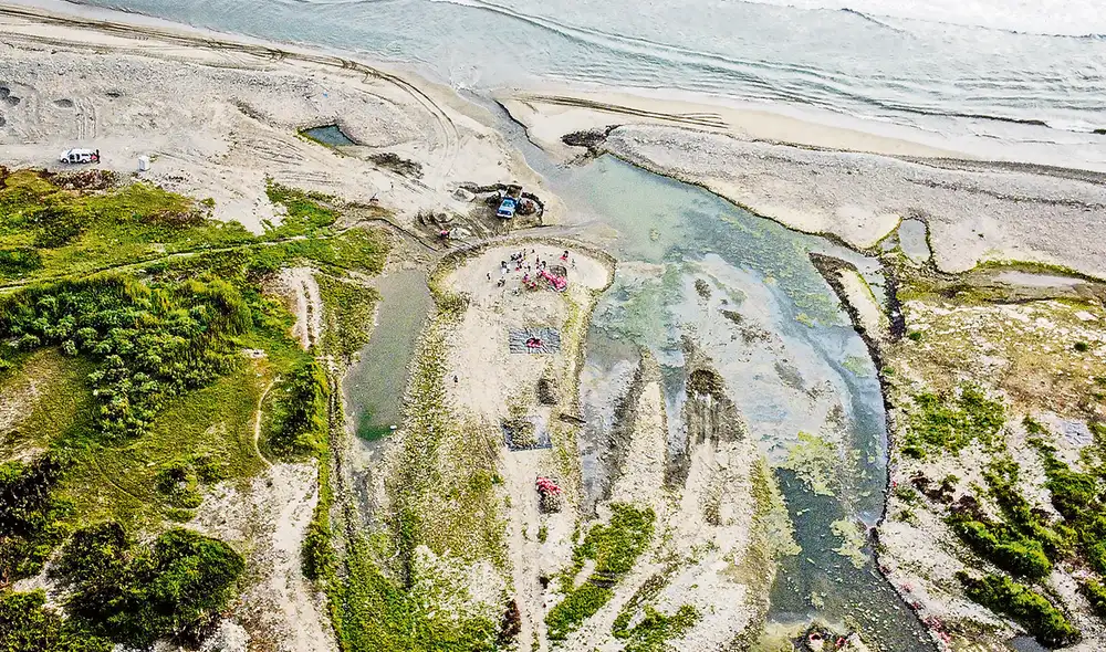 Daños. Vista aérea de la desembocadura del río Chancay. Personal municipal intenta retirar el petróleo. Foto: Jhon Reyes / La República