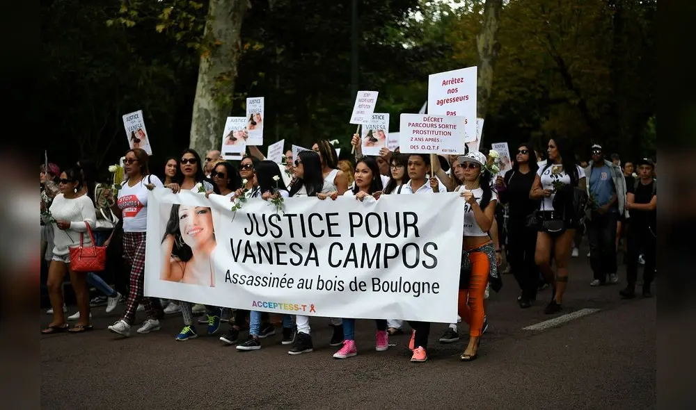 La gente participa en una marcha en el Bois de Boulogne en París, el 24 de agosto de 2018, en homenaje a Vanesa Campos. Foto: AFP La gente participa en una marcha en el Bois de Boulogne en París, el 24 de agosto de 2018, en homenaje a Vanesa Campos. Foto: AFP