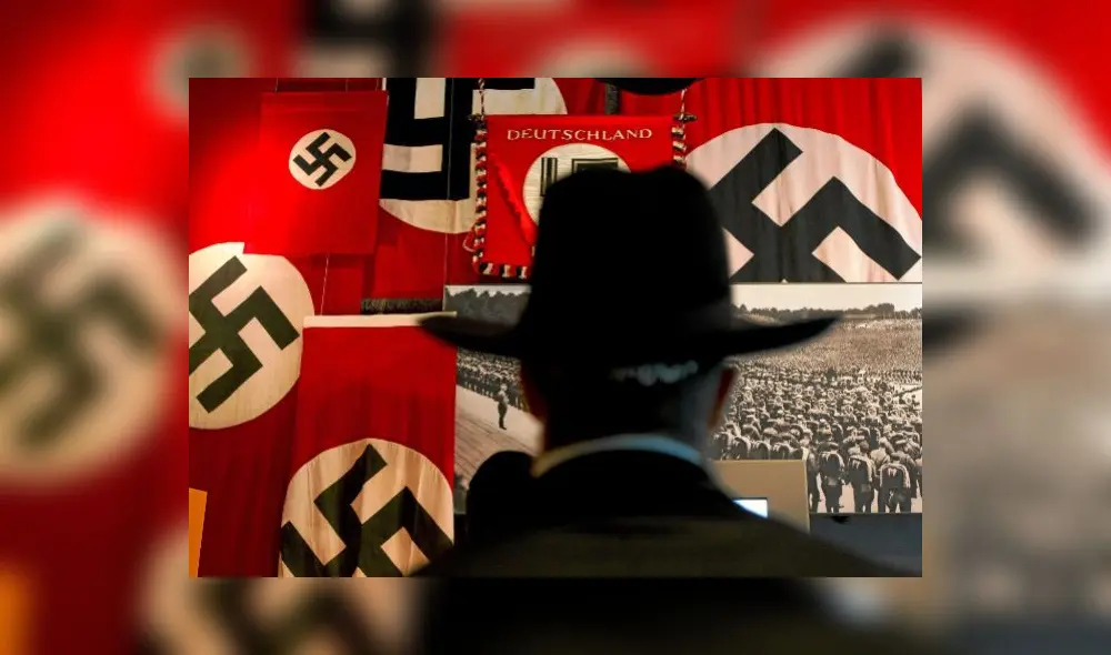 Un judío ultraortodoxo observa fotografías y banderas nazis en Museo Yad Vashem. Foto: EFE