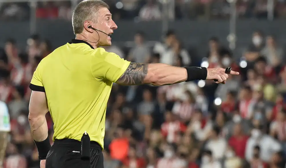 Anderson Daronco estará a cargo del Chile vs Argentina en la ciudad de Calama. Foto: AFP