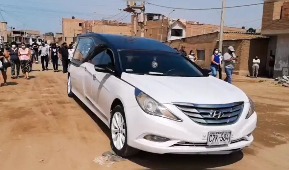 Familiares y amigos acompañaron su entierro este 27 de enero. Foto: captura/TVI Familiares y amigos acompañaron su entierro este 27 de enero. Foto: captura/TVI