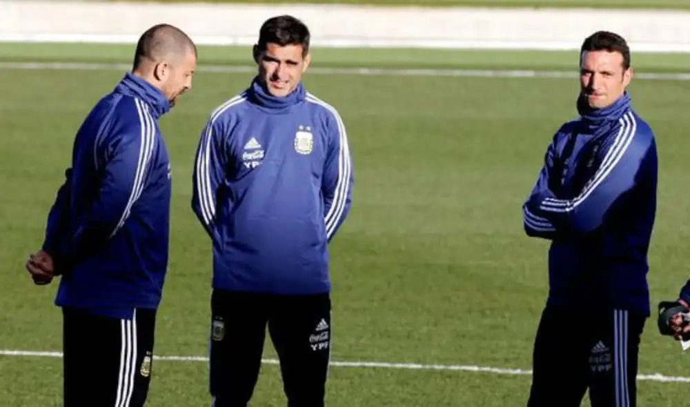 Walter Samuel y Roberto Ayala junto a Lionel Scaloni. Foto: AFP