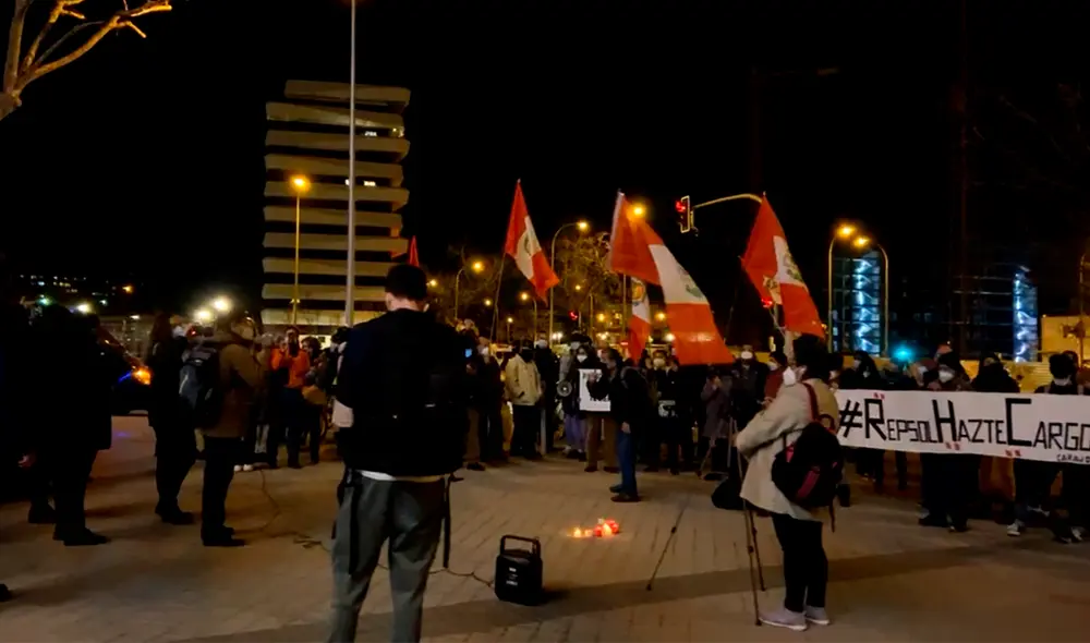 Consignas como “Repsol hazte cargo” o “la muerte no se paga”, se han escuchado frente a las oficinas, donde los activistas, convocados por Colectiva Kunturcanqui, han exigido “una sanción” para Repsol. Foto: captura de video / Diario Público Consignas como “Repsol hazte cargo” o “la muerte no se paga”, se han escuchado frente a las oficinas, donde los activistas, convocados por Colectiva Kunturcanqui, han exigido “una sanción” para Repsol. Foto: captura de video / Diario Público