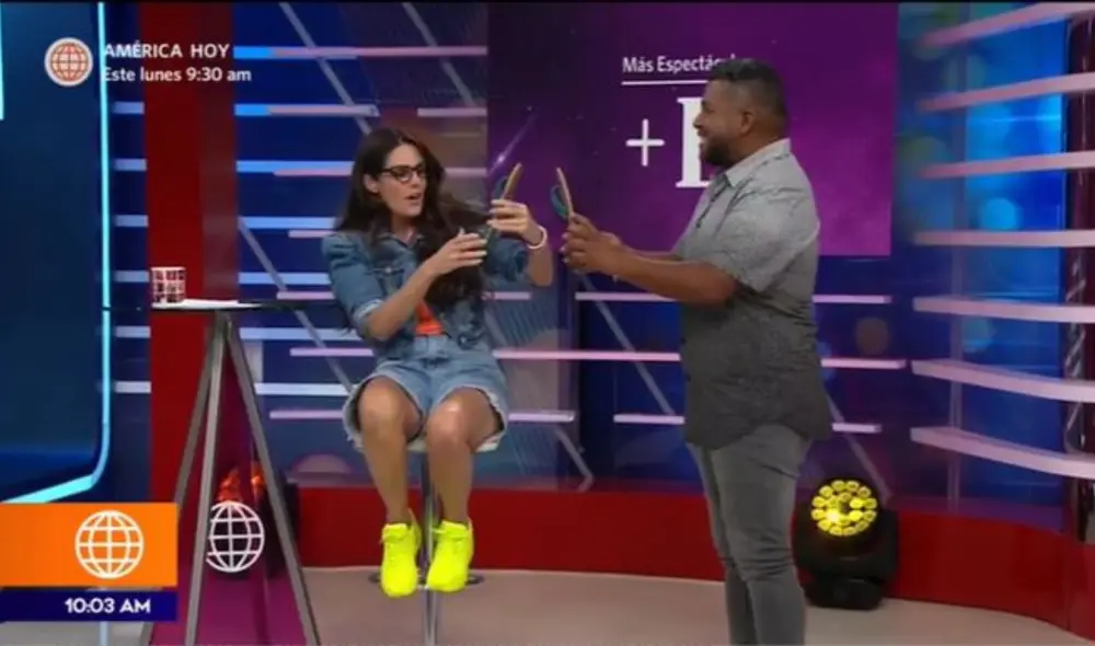 'Choca' le entregó un par de sandalias a la conductora en televisión. Foto: América TV