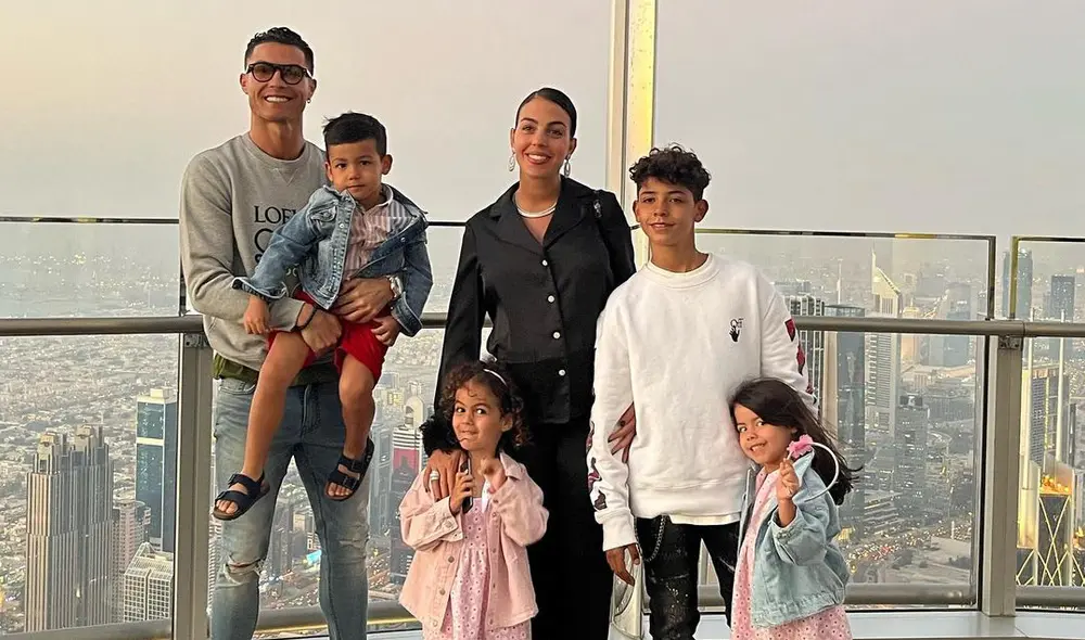 Georgina Rodríguez junto a Cristiano Ronaldo y sus hijos. Foto: Instagram/@georginagio
