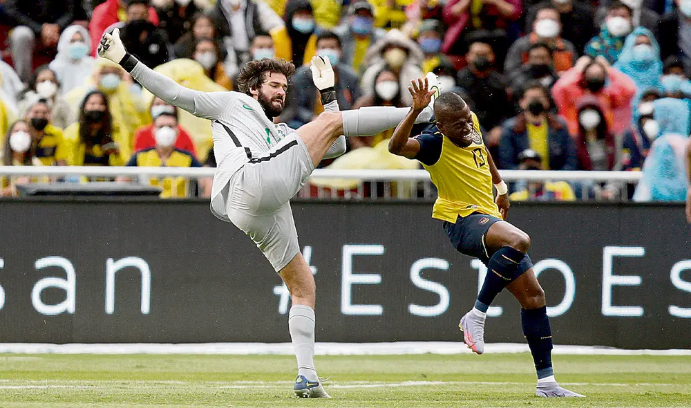 Polémica. Alisson fue expulsado por esta patada a Valencia, pero el VAR lo rectificó. Foto: difusión