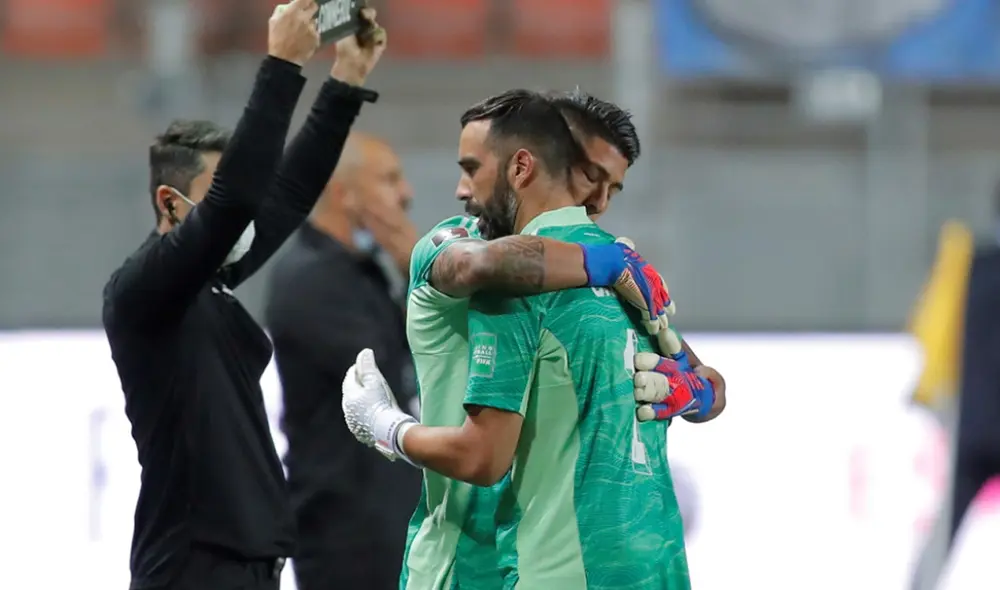 Claudio Bravo jugó hasta el minuto 35 ante los argentinos. Foto: EFE